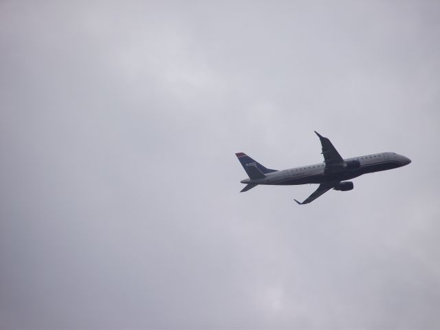 Embraer 175 (N110HQ) - Flying over the Lincon Memorial in Washington DC at 3:44pm on Sept 28, 2012.