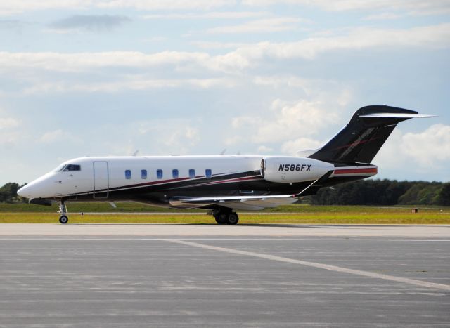 Canadair Challenger 350 (N586FX)