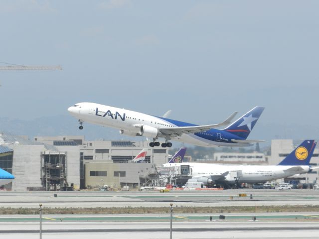 BOEING 767-300 (CC-CRH)