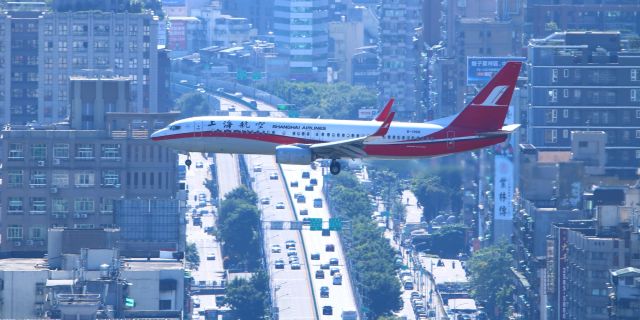 Boeing 737-800 (B-1968)