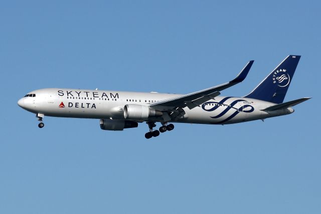 BOEING 767-300 (N175DZ) - DAL 62 arriving from London