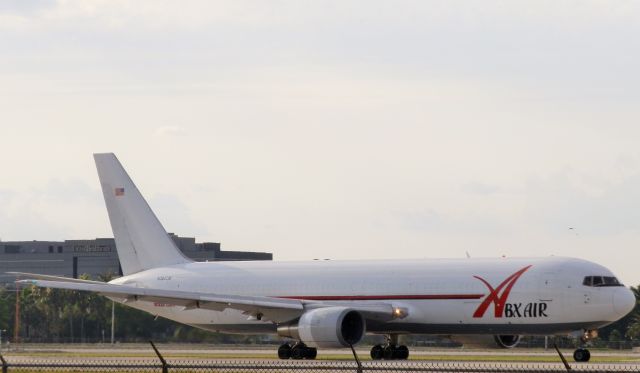 BOEING 767-300 (N363CM)