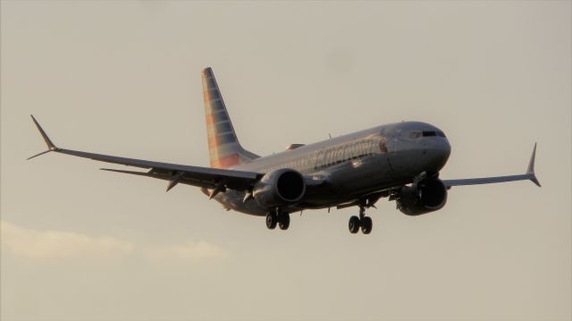 Boeing 737 MAX 8 (N323RM)