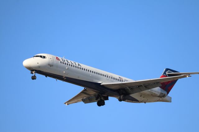 Boeing 717-200 (N983AT) - Delta 717-200 taken from Million Air