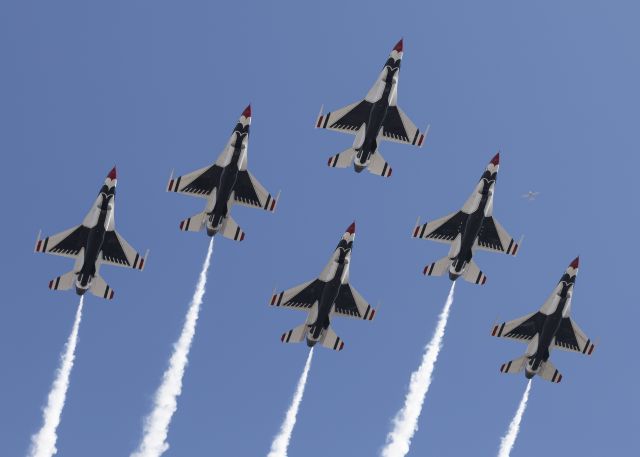 Lockheed F-16 Fighting Falcon — - USAF Thunderbirds at Daytona 500 Feb 18, 2018 - Canon 5D Mk4 70-200 2.8 1/2500 @ f4