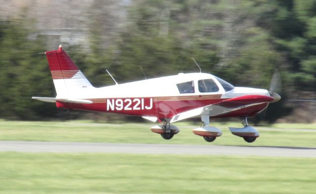 Piper Cherokee (N9221J) - Privately owned 1966 Piper PA-28-180 landing at K1B1 Thanksgiving Day 11-23-2017 