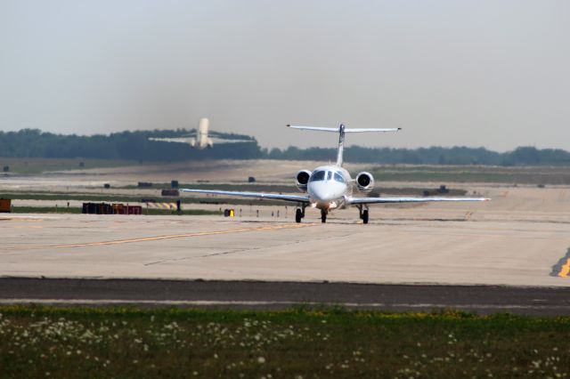 McDonnell Douglas MD-88 (N997DL) - Delta MD-88 in the background.  