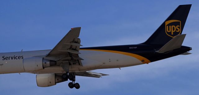 Boeing 757-200 (N421UP) - phoenix sky harbor 21DEC19