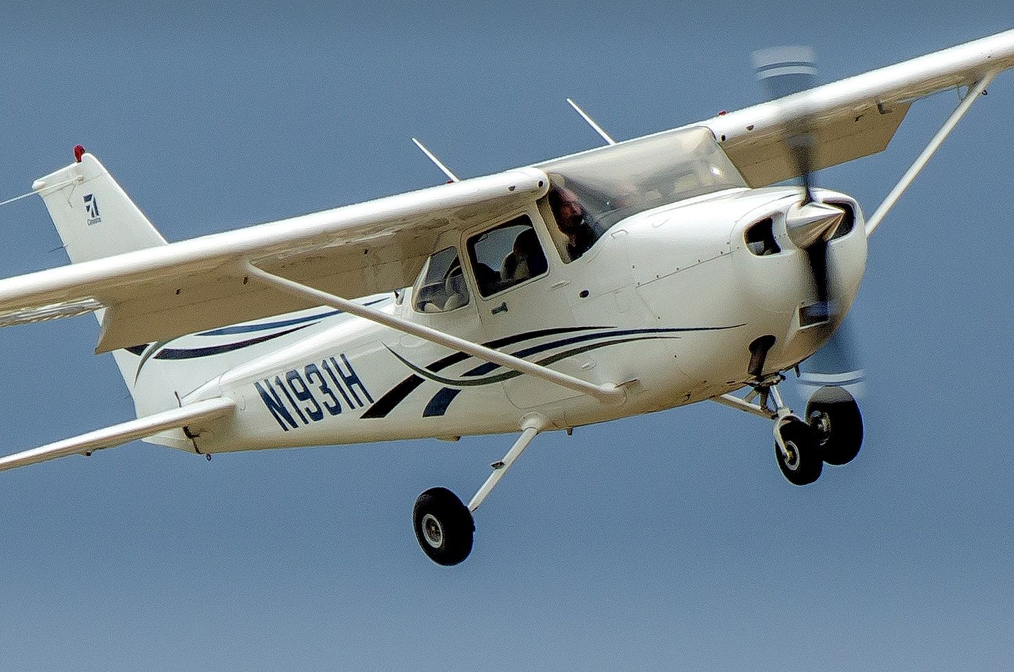 Cessna Skyhawk (N1931H) - You got this? Right? Wobbly approach.