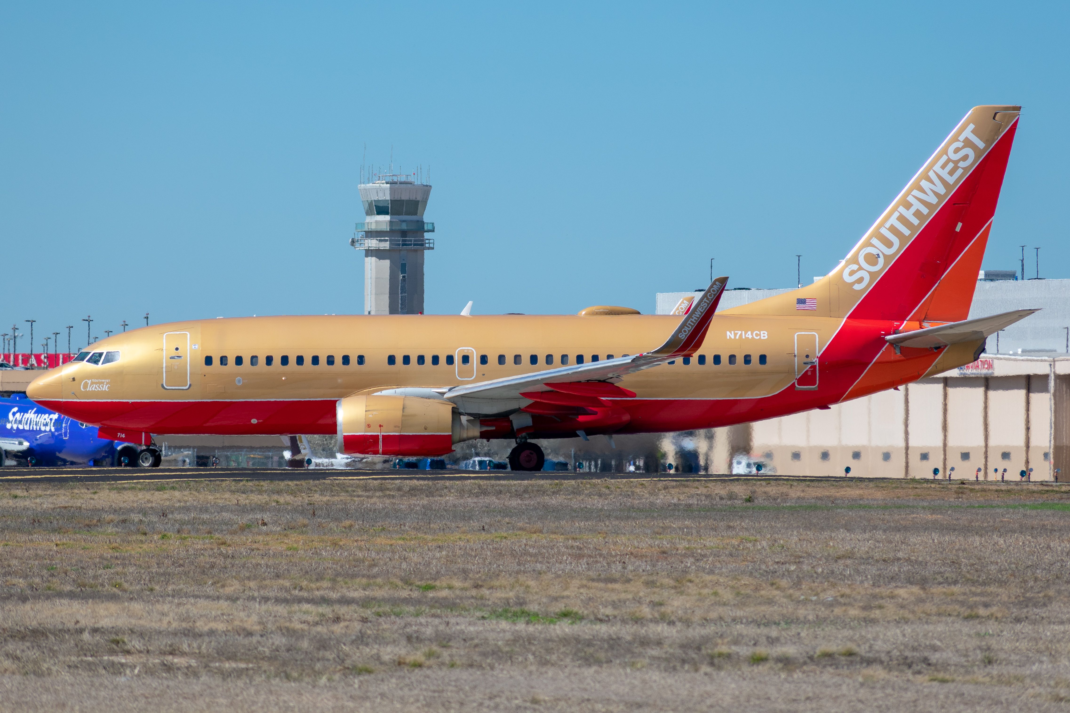 Boeing 737-700 (N714CB) - "Southwest Classic" rolling on to 31L at Love Field.