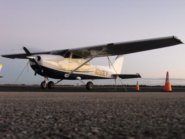 Cessna Skyhawk (N203LY) - C172SP at dusk