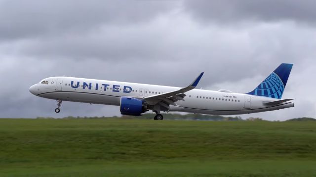 Airbus A321neo (N44501) - United Airline's first Airbus A321neo touches down in the U.S for the first time! (Cleveland-Hopkins International Airport)br /br /Flight: UA3850/UAL3850 (XFW-KEF-CLE-IAH)br /Aircraft: Airbus A321neo br /Reg: N44501br /br /UA's first A321neo commercial flight is set to take off on December 14th from Chicago O'Hare International Airport (ORD) and land at Phoenix-Sky Harbor International Airport (PHX). 