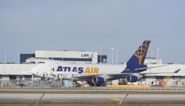 Boeing 747-400 (N415MC) - Cargo handling!