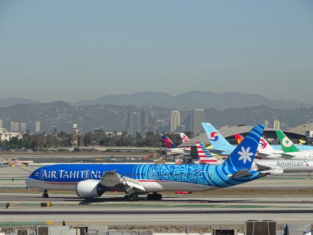 Boeing 787-9 Dreamliner (F-OMUA)