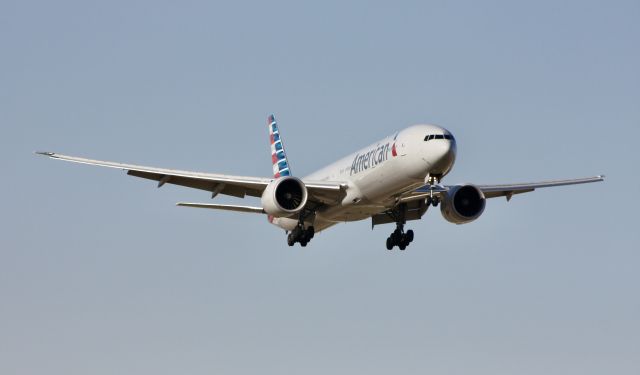 BOEING 777-300 (N718AN)