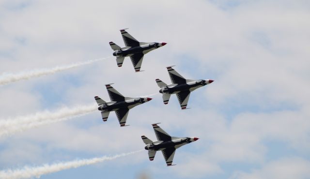 Lockheed F-16 Fighting Falcon — - Dayton Airshow 2019 - Thunderbirds in the Diamond formation