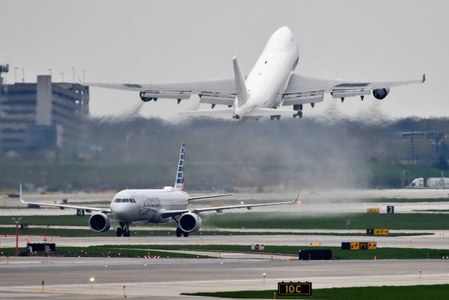 Boeing 747-400 (N407KZ) - Blasting off! 05-06-22