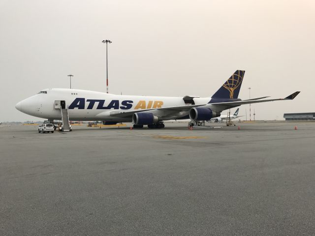 Boeing 747-400 (N415MC)