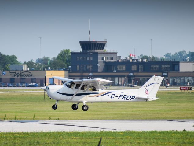 Cessna Skyhawk (C-FROP)