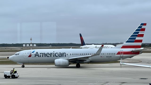 Boeing 737-800 (N892NN)