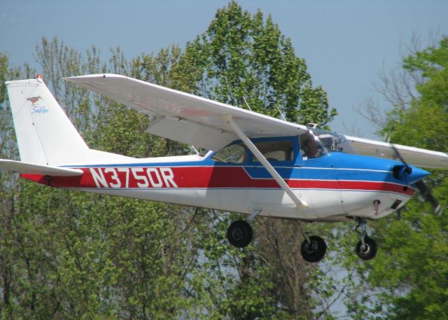 Cessna Skyhawk (N3750R) - Doing touch and goes on runway 14 at the Shreveport Downtown airport.