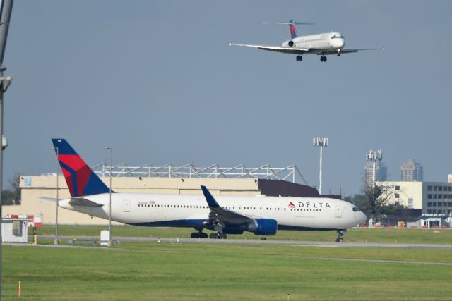 BOEING 767-300 (N186DN) - KIND 08-01-19