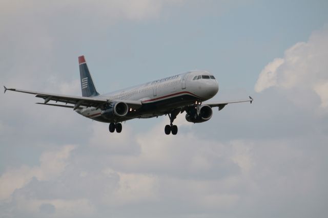 Airbus A321 (N524UW)