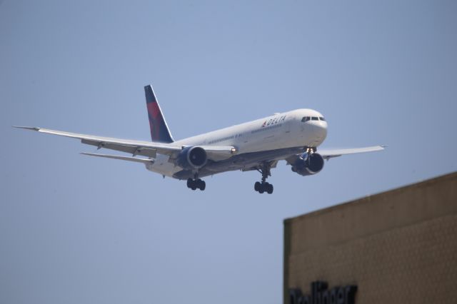 BOEING 767-400 (N831MH)