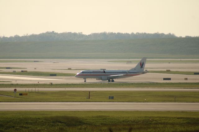 Embraer 170/175 (N760MQ) - Perfect timing with the bird.