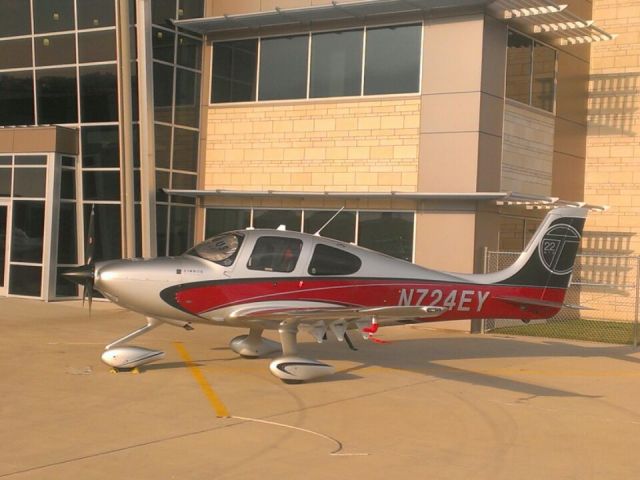 Cirrus SR-22 (N724EY)