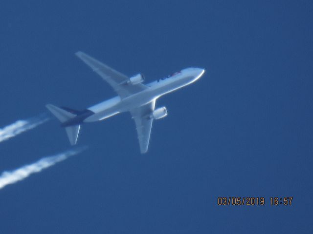 BOEING 767-300 (N135FE)