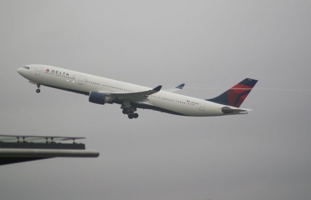 Airbus A330-300 (N810NW) - A330-323X cn674