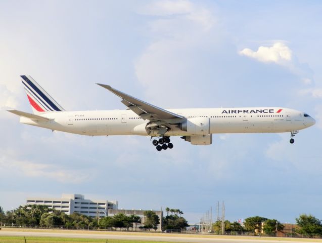 BOEING 777-300ER (F-GSQE)