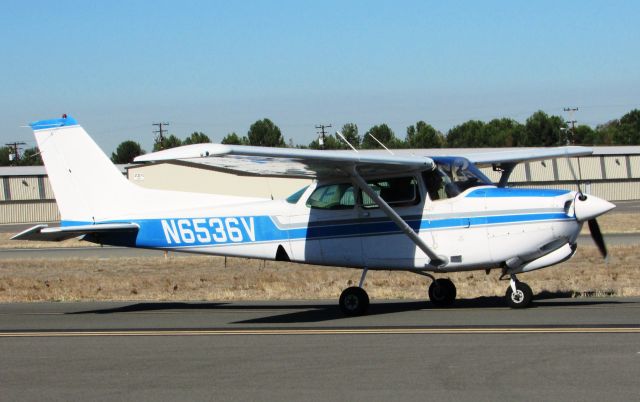 Cessna Skyhawk (N6536V) - taxiing to RWY 24