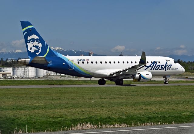 Embraer 175 (N625QX)