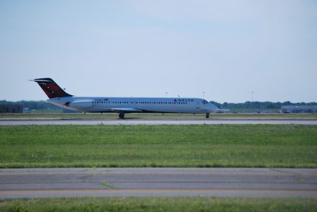 Douglas DC-9-10 (GAO9) - Just tagging along too RWY 21L.