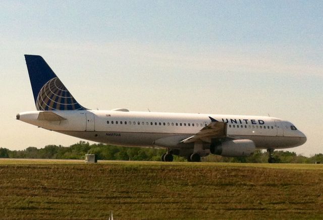 Airbus A320 (N487UA)