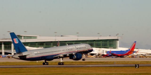 Boeing 757-200 (N541UA)