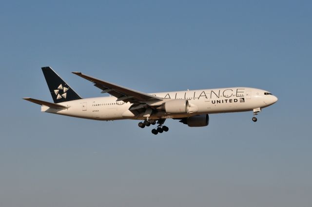 Boeing 777-200 (N794UA) - 2013/12/5