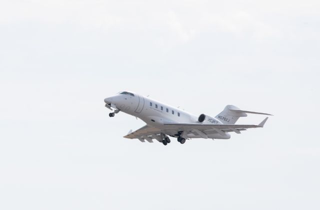 Bombardier Challenger 300 (N578XJ)