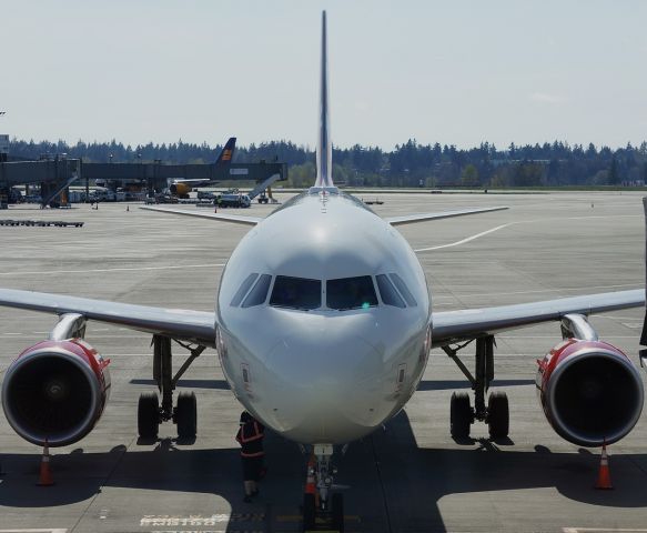 Airbus A320 (N837VA) - Looking head-on at this A320 arriving into "SeaTac"