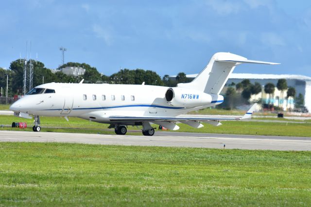 Bombardier Challenger 300 (N716WW)