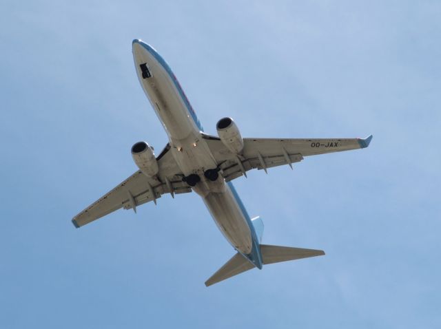 Boeing 737-800 (OO-JAX) - PULLING UP RUNWAY 05