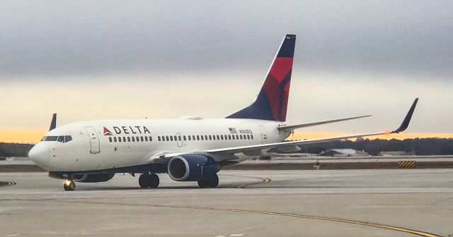 Boeing 737-700 (N302DQ) - One of Deltas 10 737-700s.  2/8/20.