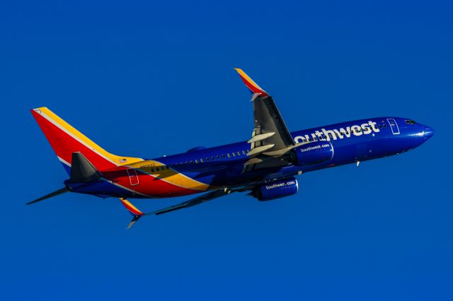 Boeing 737-800 (N8562Z) - A Southwest 737-800 taking off from PHX on 1/25/23. Taken with a Canon R7 and Tamron 70-200 G2 lens.