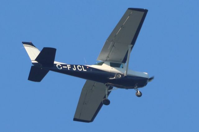 Cessna 152 (C-FJCL) - V-FJCL Cessna Commuter 152 Cargair Ltee Survolant le fleuve St-Laurent QC. à Lavaltrie le 02-07-2024 à 18:03.