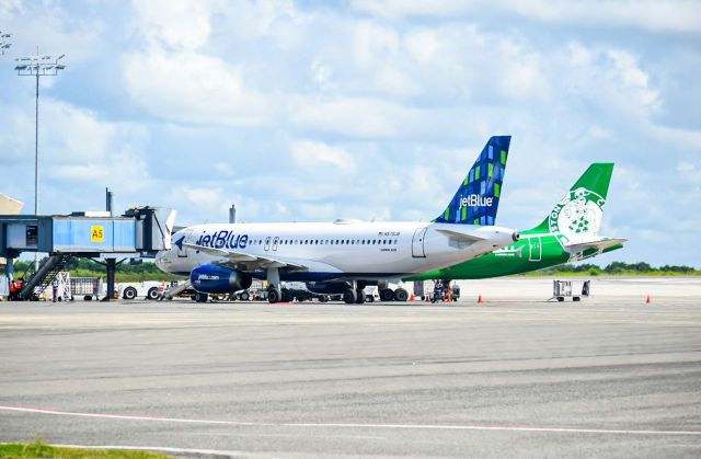Airbus A320 (N579JB)