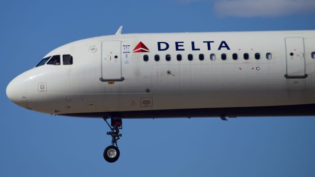 Airbus A321 (N373DX)