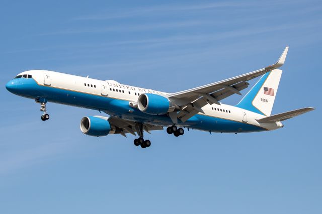 09-0016 — - Air Force One on short final for 20R at John Wayne