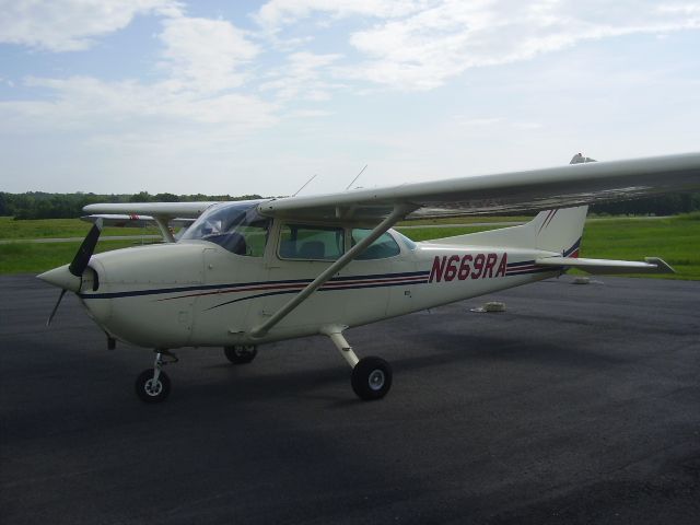 Cessna Skyhawk (N669RA) - Stopped on our first leg of the day.